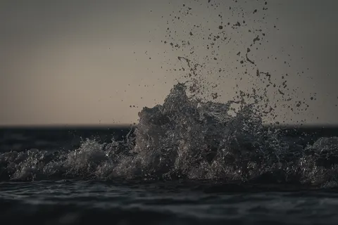 폭풍우 치는 바다 4K 배경화면 · ocean · 3840×2560