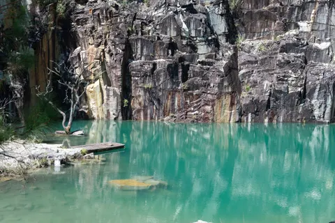خلفية بحيرة صافية بدقة 4K · ocean · 3840×2560