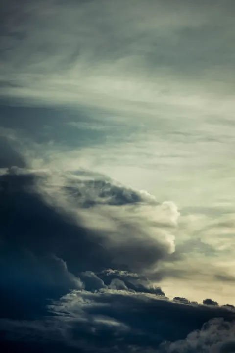 عاصفة ممطرة خلفية للجوال · rain · 1440×2160