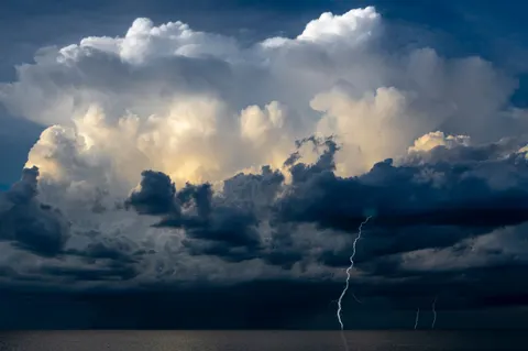 خلفية سماء عاصفة بدقة 4K · nature · 3840×2558
