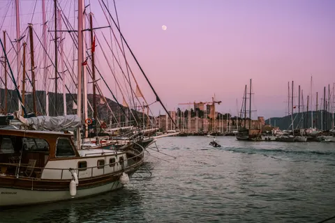 Coastal Harbor 4K Wallpaper · ocean · 3840×2560