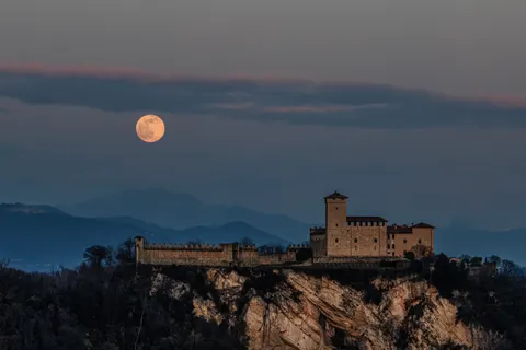 Full Moon 4K Wallpaper · space · 3840×2560