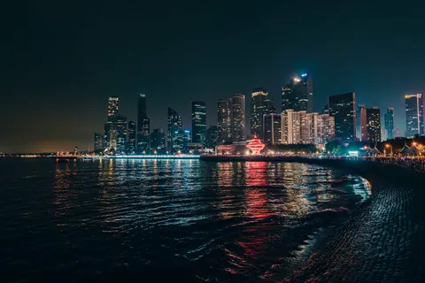 夜晚城市天际线 4K壁纸 · city · 3840×2560