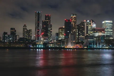 Fondo de pantalla Horizonte urbano nocturno 4K · city · 3840×2560