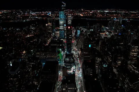 Skyline bei Nacht 4K Hintergrundbild · city · 3840×2553
