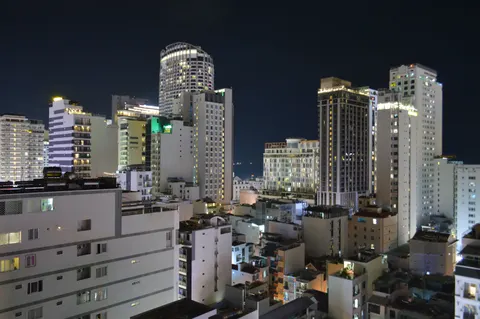 Skyline bei Nacht 4K Hintergrundbild · city · 3840×2553