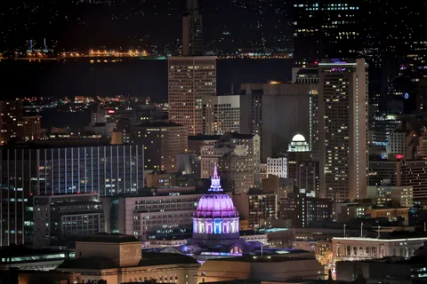 Skyline bei Nacht 4K Hintergrundbild · city · 3840×2560