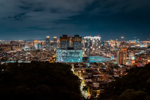 Fondo de pantalla Horizonte urbano nocturno 4K · city · 3840×2561