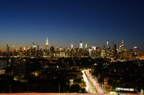 Skyline bei Nacht 4K Hintergrundbild · city · 3840×2555
