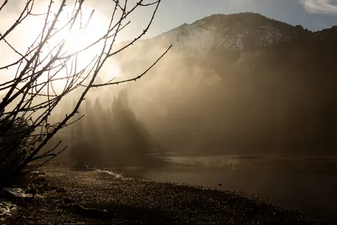 Sfondo Lago di Montagna nella Nebbia 4K · nature · 3840×2560