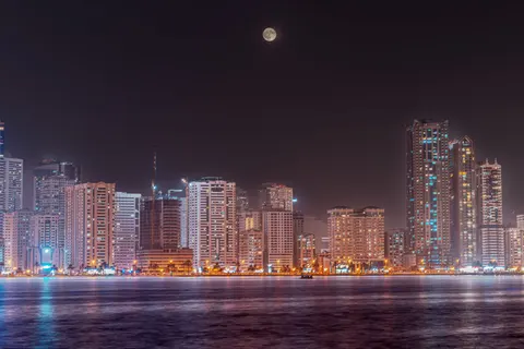 Skyline bei Nacht 4K Hintergrundbild · city · 3840×2560