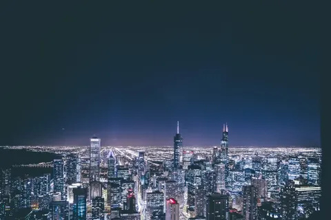 Skyline bei Nacht 4K Hintergrundbild · city · 3840×2560