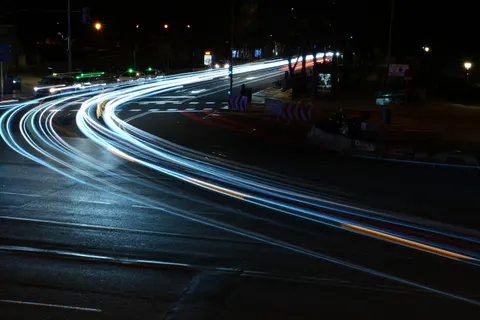 والپیپر رد نورها با کیفیت 4K · city · 3840×2560