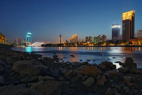 خلفية أفق المدينة ليلاً بدقة 4K · city · 3840×2560