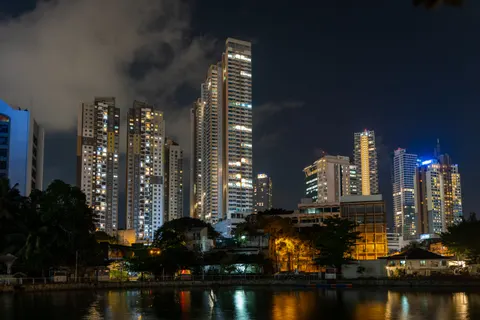 Skyline bei Nacht 4K Hintergrundbild · city · 3840×2560