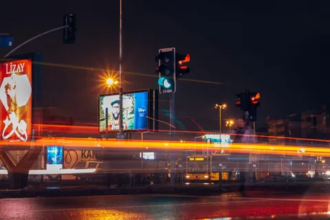 خلفية مسارات الضوء بدقة 4K · city · 3840×2560