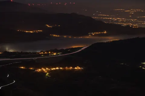 रोशनी की लकीरें 4K वॉलपेपर · city · 3840×2560