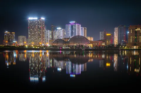 Skyline bei Nacht 4K Hintergrundbild · city · 3840×2548