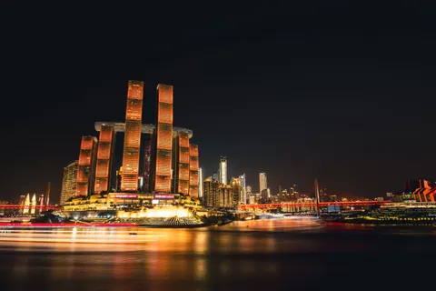 خلفية أفق المدينة ليلاً بدقة 4K · city · 3840×2560