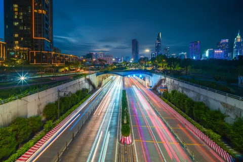 Fondo de pantalla Estelas de luz 4K · city · 3840×2560