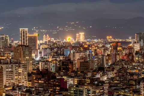 Skyline bei Nacht 4K Hintergrundbild · city · 3840×2561