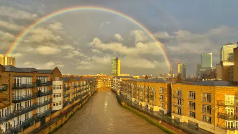 Regenachtige straat 4K-achtergrond · city · 3840×2160
