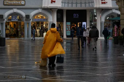 Fond d'écran Rue sous la pluie 4K · city · 3840×2560