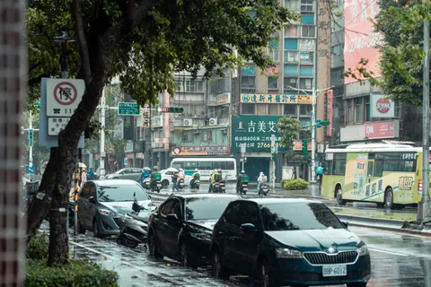 Rainy Street 4K Wallpaper · city · 3840×2561