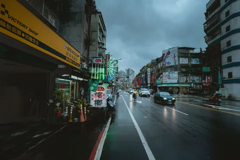 Rainy Street 4K Wallpaper · city · 3840×2561