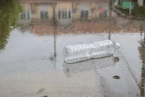 Regenachtige straat 4K-achtergrond · city · 3840×2560