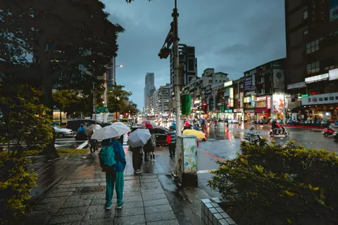 Sfondo Strada sotto la pioggia 4K · city · 3840×2561