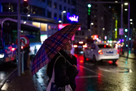 Yağmurlu Sokak 4K Duvar Kağıdı · city · 3840×2563
