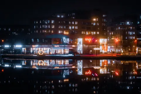 والپیپر خیابان بارانی با کیفیت 4K · city · 3840×2560