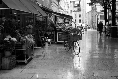 雨中街道 4K桌布 · city · 3840×2560