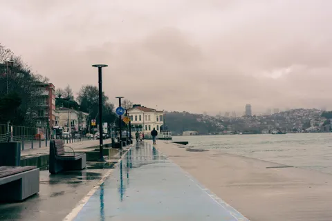 Sfondo Strada sotto la pioggia 4K · city · 3840×2560