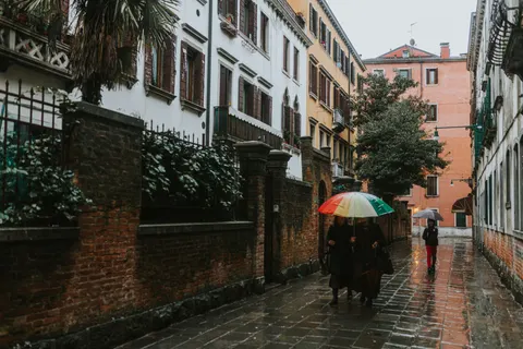 Sfondo Strada sotto la pioggia 4K · city · 3840×2560