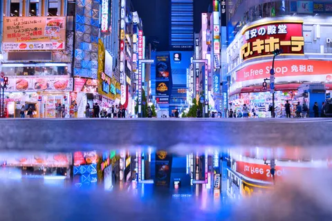 Fondo de pantalla Calle de ciudad neón 4K · city · 3840×2560