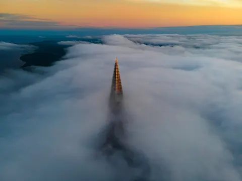 काँच की मीनार 4K वॉलपेपर · architecture · 3840×2880