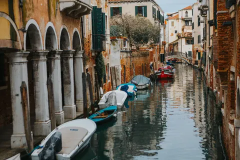 Venice Canal 4K Wallpaper · architecture · 3840×2560