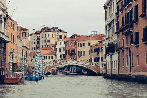 Venice Canal 4K Wallpaper · architecture · 3840×2560