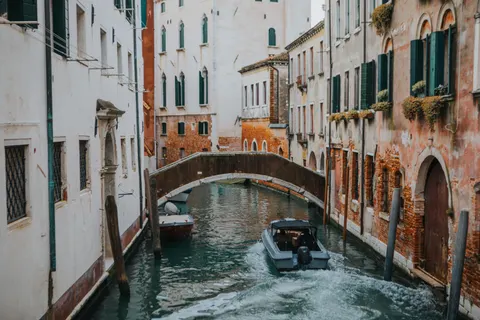Venice Canal 4K Wallpaper · architecture · 3840×2560