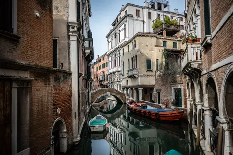 Venice Canal 4K Wallpaper · architecture · 3840×2560
