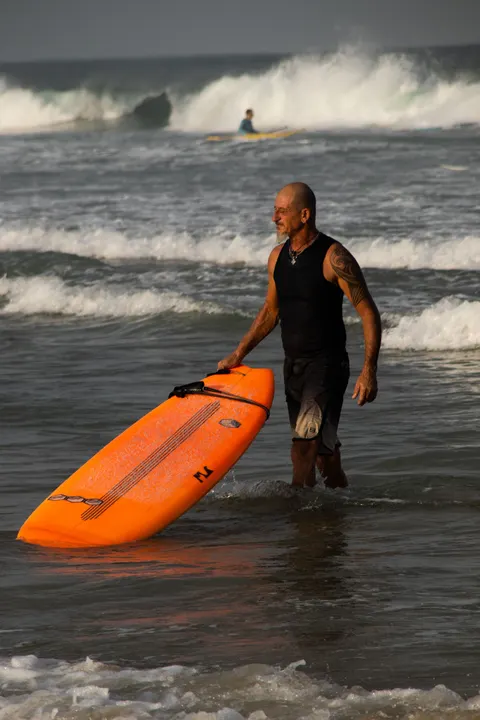 Surfing Phone Wallpaper · sport · 1440×2160