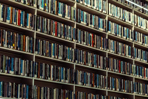 خلفية مكتبة كبرى بدقة 4K · architecture · 3840×2560