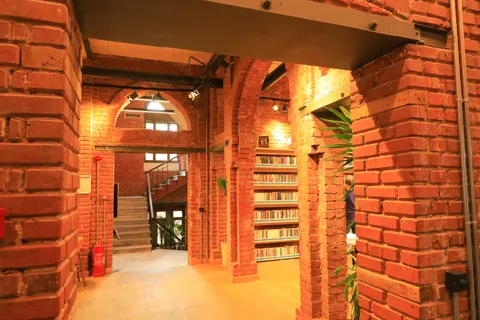 웅장한 도서관 4K 배경화면 · architecture · 3840×2560
