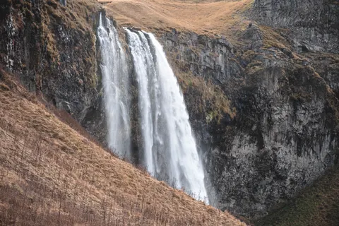 Fond d'écran Cascade de falaise 4K · waterfall · 3840×2560