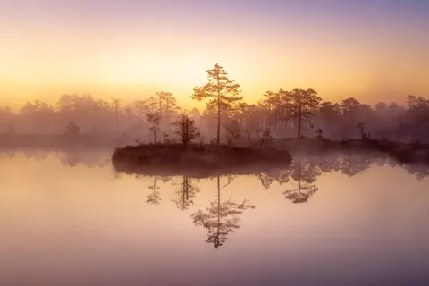 Sfondo Lago di Montagna nella Nebbia 4K · nature · 3840×2560