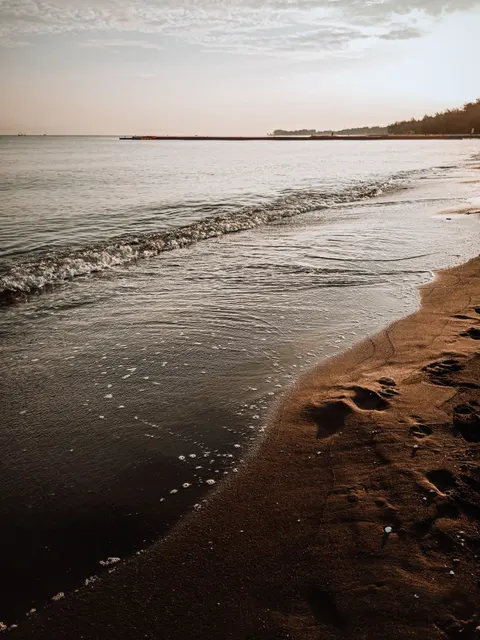 Ombak Tepi Pantai Wallpaper HP · ocean_v · 1440×1920