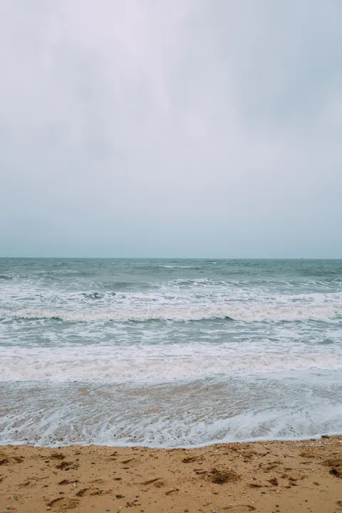 Ombak Tepi Pantai Wallpaper HP · ocean_v · 1440×2160