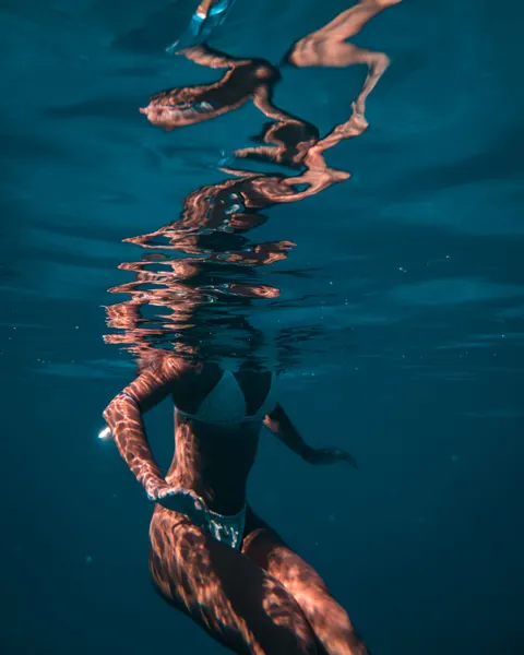 زرقة تحت الماء خلفية للجوال · ocean_v · 1440×1800